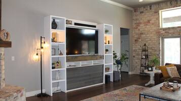 Een smart-tv, een open haard, videogames en een kantoor