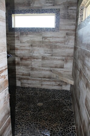 Dusche, Haartrockner, Handtücher, Seife