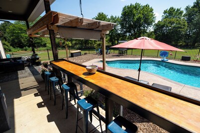 Beautiful 2-Acre Refuge w/Pool-5 miles to UofA! 