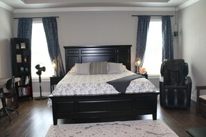 4 habitaciones, escritorio, tabla de planchar con plancha y wifi