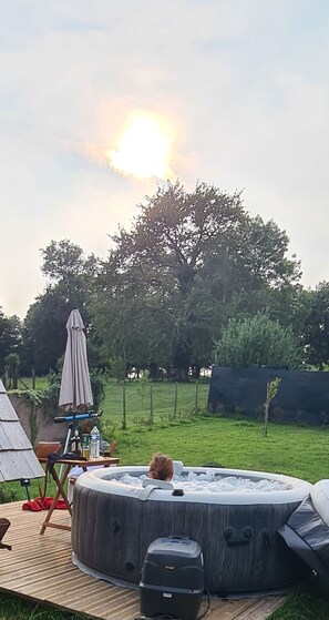 Tina de hidromasaje al aire libre