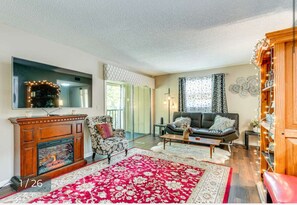Smart TV, fireplace - COZY 2BR  Condo with Pool bike-trail near lake beach fireplace SAFE community (Deltona)