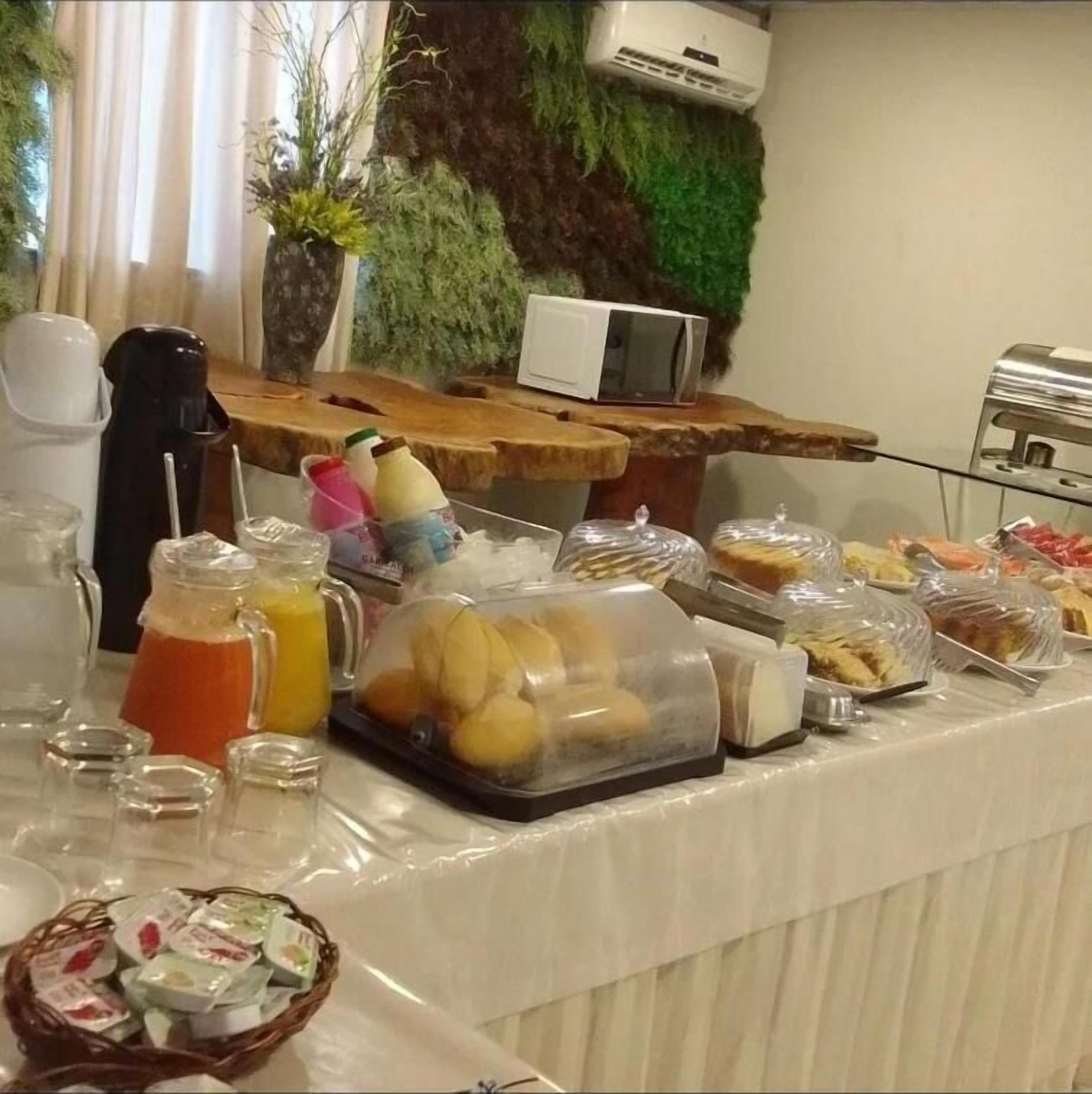 Un bufé de desayuno con diversas opciones de comida y bebidas.