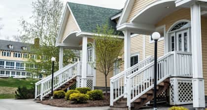 Beautiful 2-bedroom condo in Bethel, fitness room, WiFi, walk to restaurants
