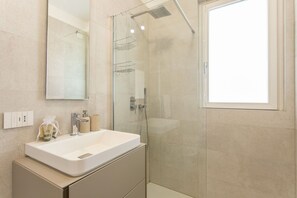Shower, hair dryer, bidet - Maggiolina Townlife, Modern And Bright 1BR With Terrace By Halldis (Milan)