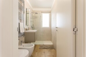 Een douche, een haardroger, een bidet