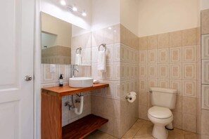 Douche, séchoir à cheveux, serviettes fournies, shampooing