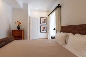2 chambres, fer et planche à repasser, lit de bébé portatif
