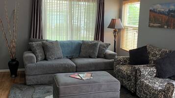 Una Smart TV, una chimenea, libros