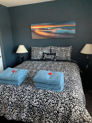 3 slaapkamers, een bureau, een strijkplank/strijkijzer, reisbedje