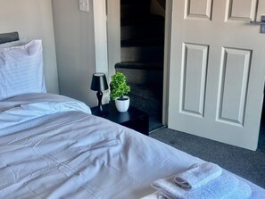 4 dormitoris, planxa i posts de planxar, wifi i roba de llit 