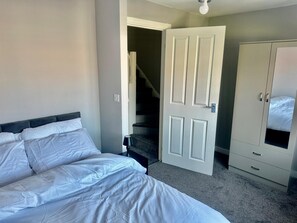 4 bedrooms, iron/ironing board, WiFi, bed sheets