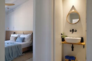 Deluxe Apartment, 3 Bedrooms, Kitchen, Sea View | Bathroom | Shower, free toiletries, hair dryer, towels