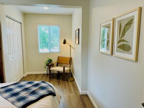 1 dormitorio, tabla de planchar con plancha, wifi y ropa de cama