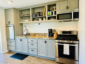 Kjøleskap, mikrobølgeovn, ovn og kokeplater