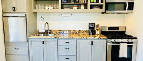 Réfrigérateur, micro-ondes, four, plaque de cuisson