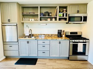 Frigorífico, microondas, horno y placa de cocina