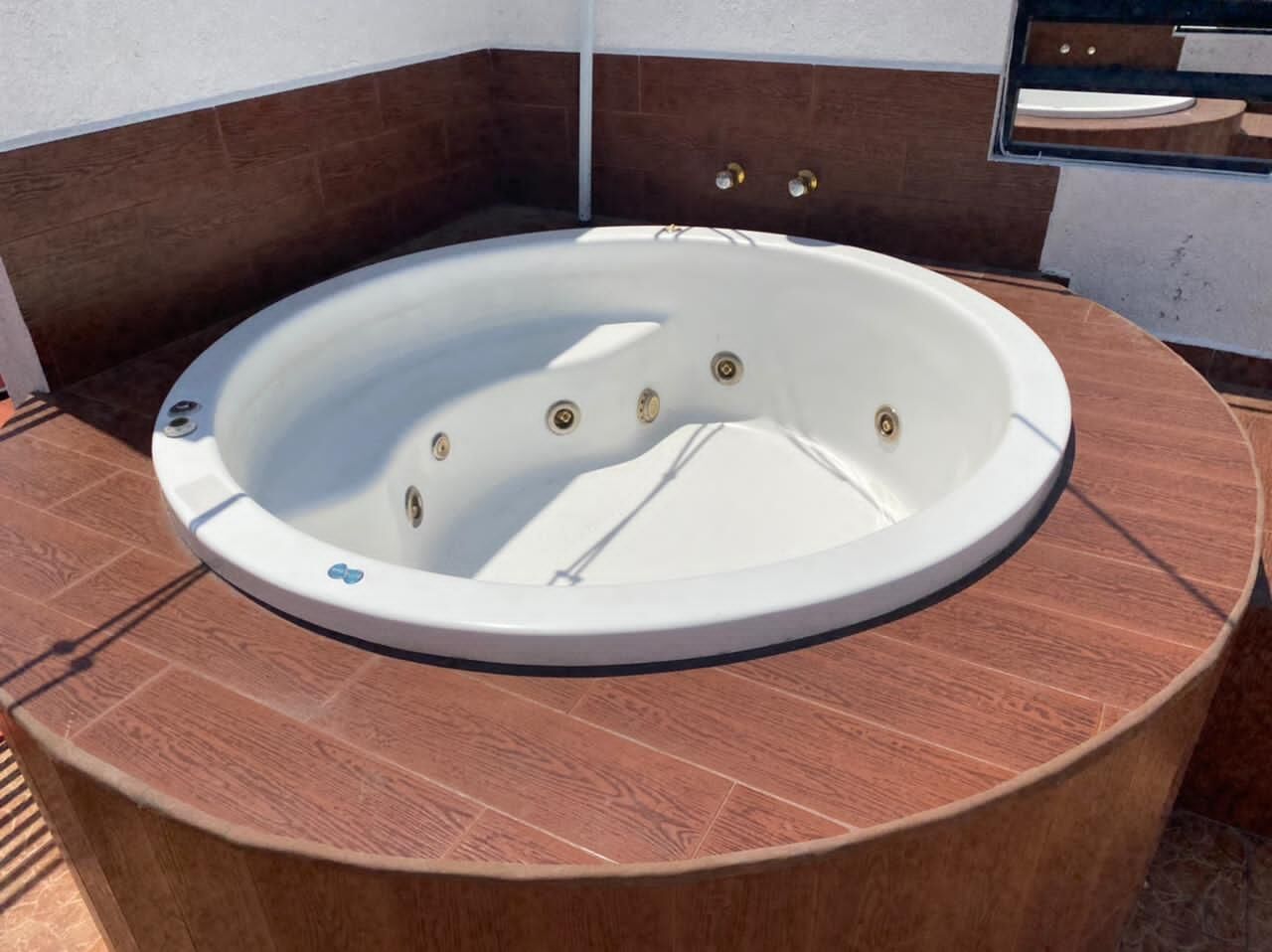 Outdoor spa tub