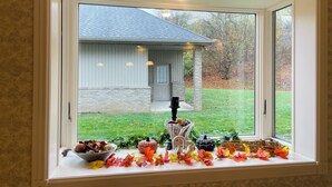 Een uitzicht op een huis en een gazon vanuit een raam.