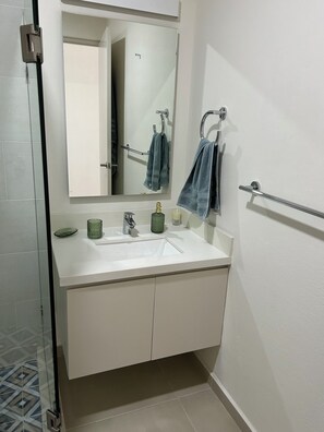 Ducha, secador de pelo, toallas y jabón