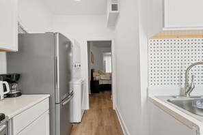 冷蔵庫、電子レンジ、オーブン、コンロ