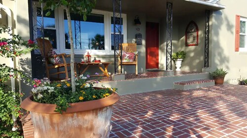 Flagler House short walk to Historic District

