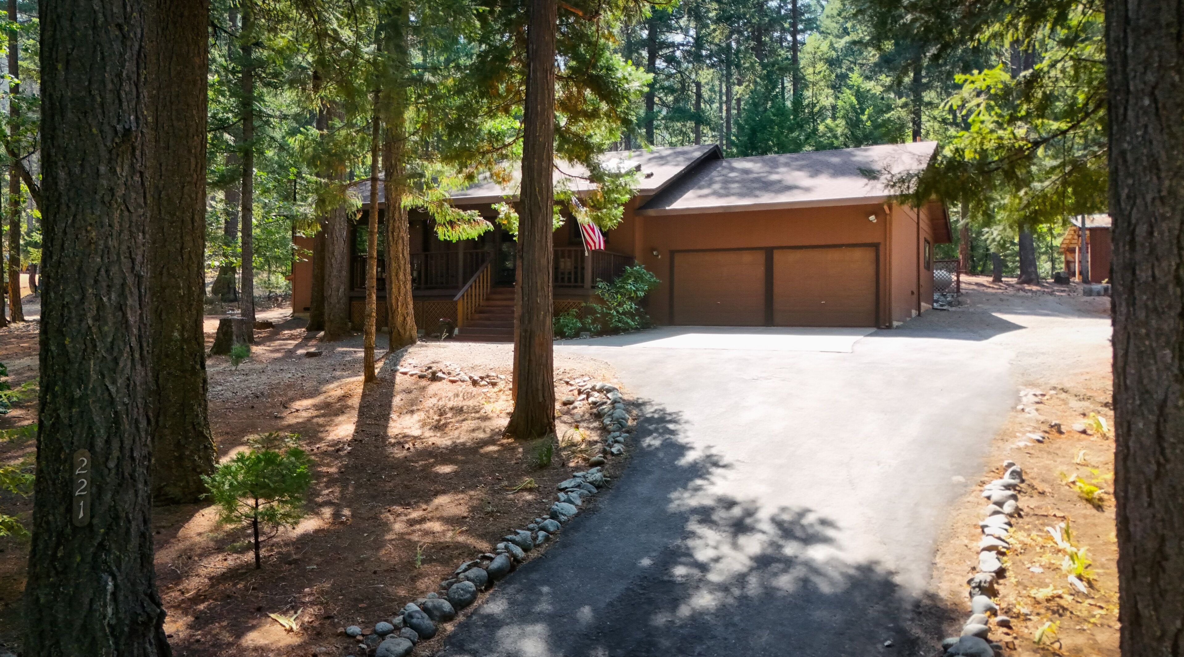 COUNTRY LAKE RETREAT. New on the market!  Special rate. Book now. 