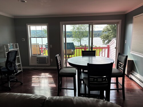 Clean 4-bedroom house with AC and WiFi in Bradford