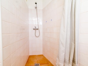 Douche, sèche-cheveux, serviettes fournies