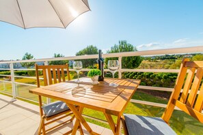 Outdoor dining - Cabanas Gardens - 1 Bedroom Apartment with pool (Cabanas de Tavira)