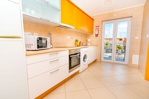 Refrigerador, microondas, horno y lavavajillas 