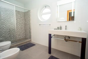 Dusche, Haartrockner, Handtücher