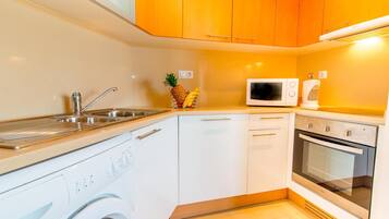 Refrigerador, microondas, horno y lavavajillas