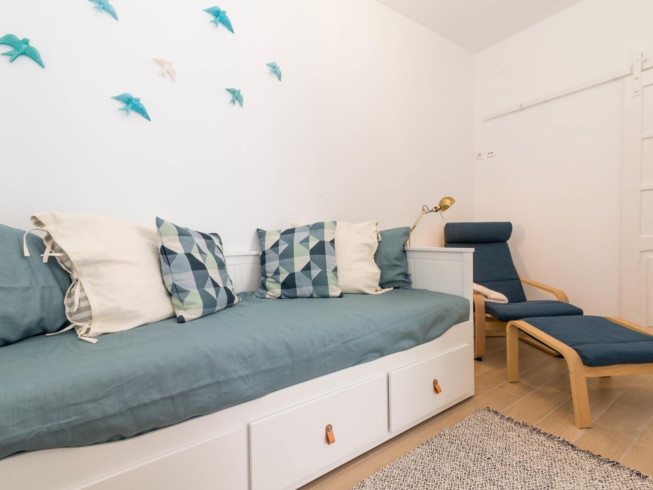 Une chambre à coucher moderne avec un lit, une chaise et un bureau.