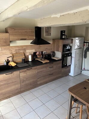 Réfrigérateur, four à micro-ondes, un four, surface de cuisson