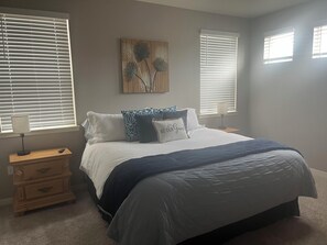 3 عدّة غرف نوم ومكواة/لوح كي وواي فاي وملاءات أسرّة