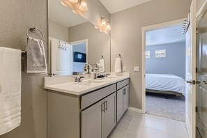 تجهيزات دش، مجففات شعر، مناشف، صابون