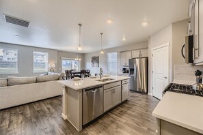 Mikrowelle, Ofen, Herdplatte, Geschirrspüler