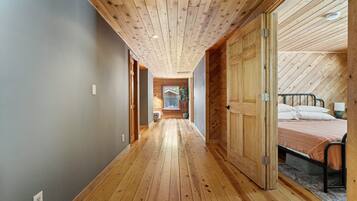 9 habitaciones, escritorio y tabla de planchar con plancha