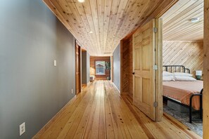 9 bedrooms, desk, iron/ironing board, travel cot - Fun Luxury Lodge Sleeping 25: Hot Tub, 16 Acres (Laurelville)