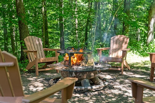 Fun Luxury Lodge Sleeping 25: Hot Tub, 16 Acres