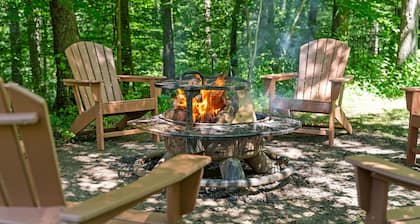 Fun Luxury Lodge Sleeping 25: Hot Tub, 16 Acres