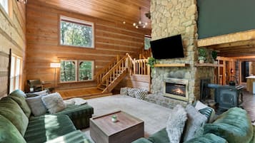 Televisión, chimenea y oficina