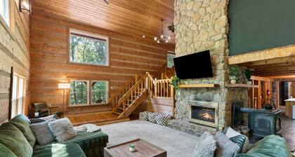 Fun Luxury Lodge Sleeping 25: Hot Tub, 16 Acres