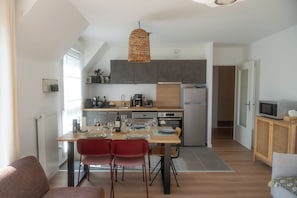 Fridge, microwave, oven, stovetop - Marcq en Baie, new apartment (Saint-Valery-sur-Somme)