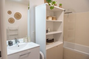 Secadora de cabello, jabón, shampoo, papel de baño 