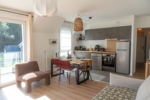 Fridge, microwave, oven, stovetop - Marcq en Baie, new apartment (Saint-Valery-sur-Somme)