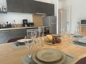 Fridge, microwave, oven, stovetop - Marcq en Baie, new apartment (Saint-Valery-sur-Somme)