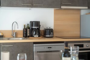 Een koelkast, een microgolfoven, een oven, een kookplaat