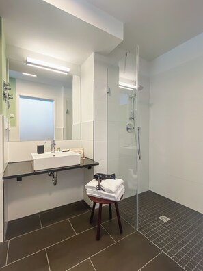 Shower, hair dryer, towels, soap - The Circus Living (Berlin)